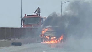 Ô tô đang chạy bất ngờ bốc cháy trên cầu vượt