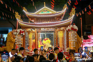 Hàng nghìn người dân đổ về chùa Quán Sứ chiêm bái Xá lợi Phật Thích Ca Mâu Ni