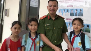 Hành động đẹp của 3 học sinh tiểu học