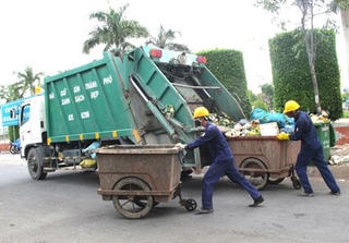 Thu phí rác thải theo kg, liệu có khả thi?