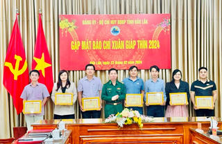 BĐBP Đắk Lắk tặng khen các phóng viên, nhà báo có thành tích xuất sắc trong công tác tuyên truyền