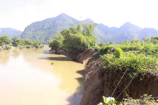 Bờ sông Âm sạt lở nghiêm trọng