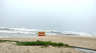 Quảng Nam: Bắt đầu mưa lớn, sóng biển động và gió rất mạnh