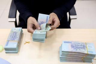 Chốt đề xuất tăng lương tối thiểu vùng 6%