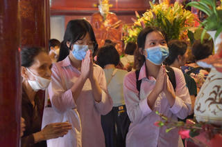 Sĩ tử thành kính dâng hương tại Văn Miếu - Quốc Tử Giám trước kì thi tuyển sinh vào 10