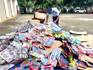 Đắk Lắk: Tiêu hủy hơn 2.300 đồ chơi trẻ em, bánh trung thu, táo đỏ không rõ nguồn gốc