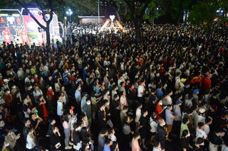 Hàng vạn người ken chặt Quảng trường Đông Kinh Nghĩa Thục cổ vũ U23 Việt Nam