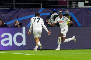 Napoli hạ gục Frankfurt ở trận lượt đi vòng 1/8 Champions League