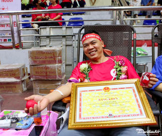 Những câu chuyện trên hành trình 'trao giọt hồng'