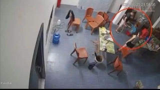 Vụ cháu bé 11 tuổi nghi bị mẹ ruột và bạn trai bạo hành ở Phú Thọ: Do ăn kem làm rớt xuống sàn nhà