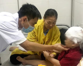 Đang chơi gần nhà, bé trai 3 tuổi bị chó cắn vào đầu