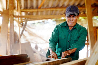 Ông trưởng thôn hơn 50 năm gắn bó với nghề mộc