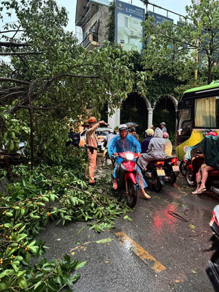 Công an Hà Nội kịp thời hỗ trợ người dân trong mưa dông