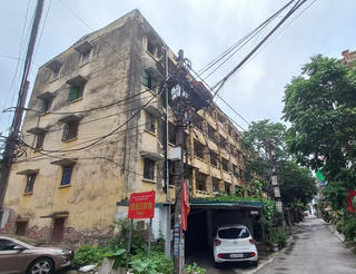 Hơn 200 hộ dân trong khu chung cư 'chờ sập'