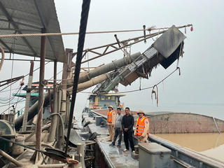 Cảnh sát Hà Nội mật phục bắt 2 tàu hút cát trái phép