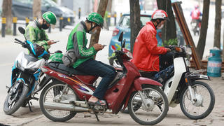 Tài xế công nghệ, shipper lao đao vì giá xăng