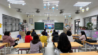 Lắng nghe ý kiến giáo viên