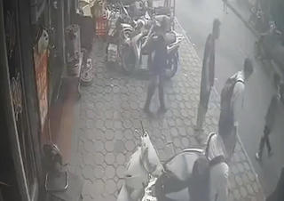 Hà Nội: Nam sinh bị chặn xe, hành hung trên đường đi học về