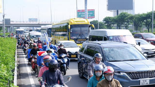 Kẹt xe nhiều giờ vì cao tốc liên tục đóng mở