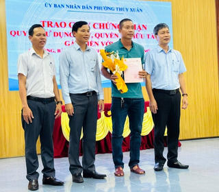 Phường đầu tiên ở Huế cấp và trao giấy chứng nhận quyền sử dụng đất cho người dân