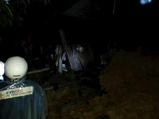 Thừa Thiên - Huế: Sạt lở đất vùi lấp ngôi nhà khiến 2 người bị thương