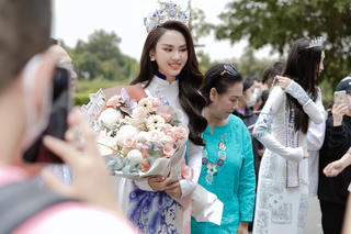 Miss World Vietnam 2022 Mai Phương về quê làm từ thiện