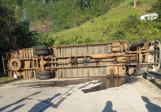 Quảng Nam: Xe tải lật trên đường Hồ Chí Minh, một người tử vong