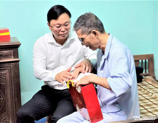 Chủ tịch Mặt trận Quảng Nam tặng quà cho người có công, gia đình chính sách