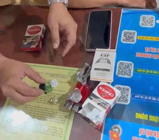 Đắk Lắk: Phát hiện tài xế chở quá tải, tàng trữ 11 gói ma tuý