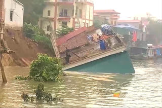 Sông Cầu 'nuốt chửng' nhà dân, Bắc Ninh công bố tình huống khẩn cấp