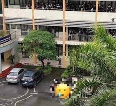 Sinh viên Đại học Công nghệ Giao thông vận tải ngã từ tầng 5 xuống sân trường