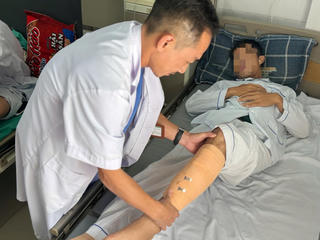 Một nông dân nhập viện trong tình trạng lưỡi máy bừa cắm xuyên cẳng chân