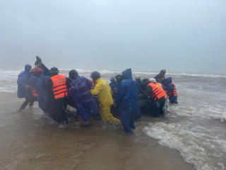 Quảng Trị: Đang vào bờ, một chiếc thuyền cá bị sóng biển đánh chìm