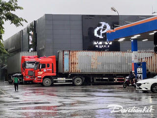 Hà Nội: Người dân dùng xe container chặn cửa ngăn gió chống bão số 3