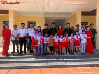 Học sinh nơi đảo tiền tiêu xa nhất hân hoan đến trường