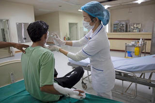 Quảng Nam: Thiếu niên bị bỏng nặng do sạc điện thoại phát nổ 
