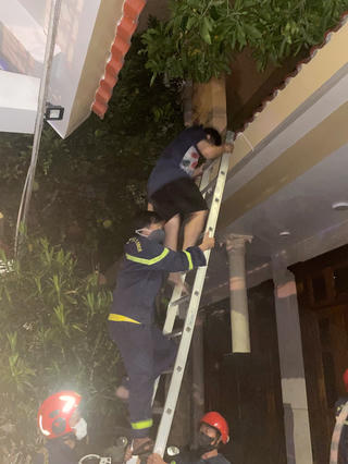 Đà Nẵng: Cứu kịp thời 5 người trong ngôi nhà bốc cháy lớn trong đêm