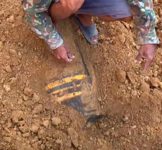 Quả bom dài hơn 1m được phát hiện khi làm đường