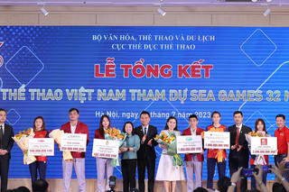 Công đoàn Việt Nam trao thưởng gần 500 triệu đồng cho nữ vận động viên tại SEA Games 32