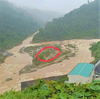 Quảng Nam: Dùng ròng rọc giải cứu 4 người dân mắc kẹt giữa sông