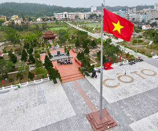 Quảng Ninh rực rỡ sắc cờ chào mừng 50 năm giải phóng miền Nam