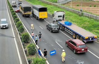 Cấm xe tải đi làn tốc độ cao nhất trên cao tốc