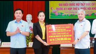 Chủ tịch Đỗ Văn Chiến trao quà cho người dân bị ảnh hưởng mưa lũ tại Nghệ An