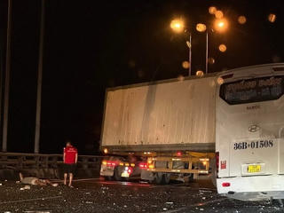 Vụ tai nạn xe khách đâm xe đầu kéo khiến 1 người tử vong