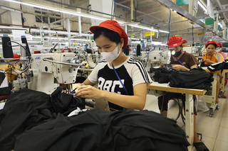 Trì hoãn sinh con vì thu nhập thấp