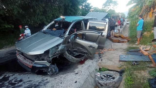 Xe bán tải chở gỗ tự gây tai nạn, hai anh em thương vong