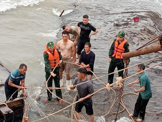 Thuyền mủng bị chìm trên đường về bến