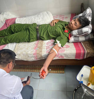 Lào Cai: Hai cán bộ Công an huyện Bát Xát hiến máu kịp thời cứu người bệnh