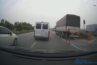 Tài xế điều khiển xe tải lùi trên cao tốc Hà Nội - Bắc Giang bị xử phạt
