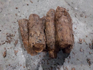 Bất ngờ phát hiện 8 quả đạn chưa nổ trong bao rác